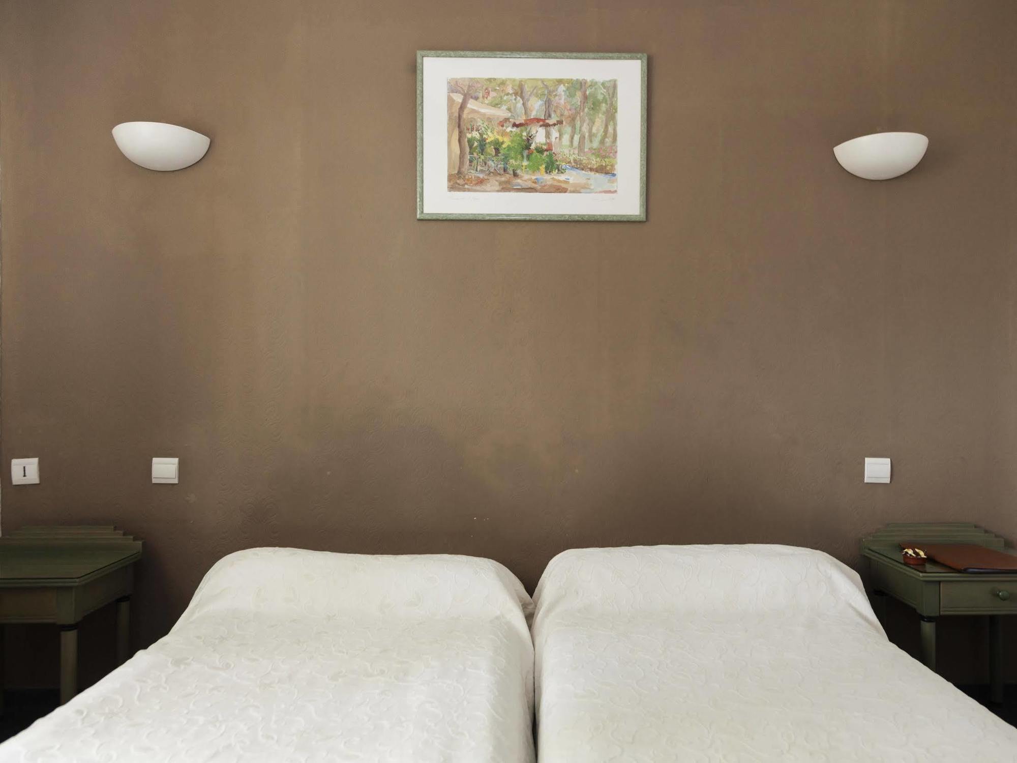 Hotel La Touloubre à La Barben Extérieur photo