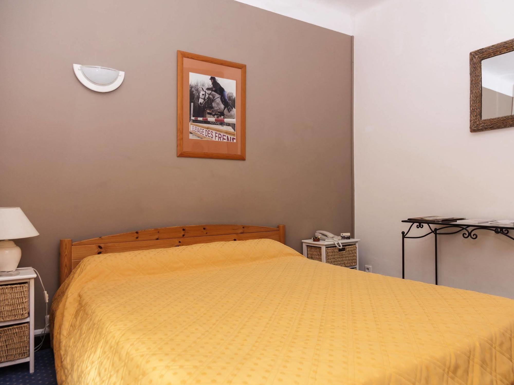 Hotel La Touloubre à La Barben Extérieur photo